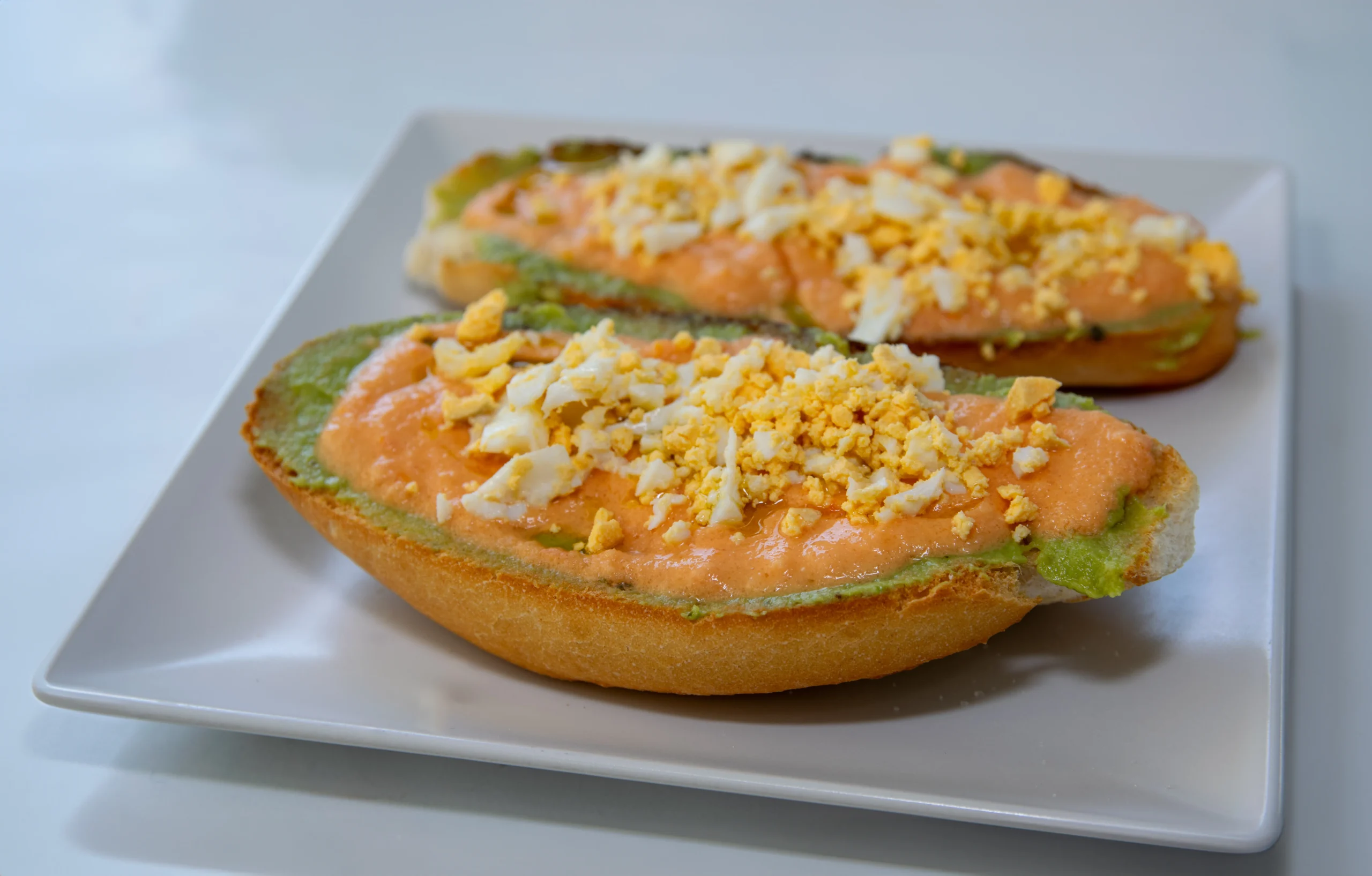 34. Tostada De Guacamole Con Tomate Y Huevo 1 | La consentida